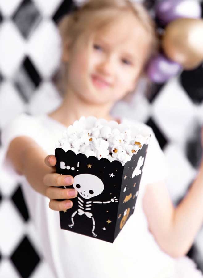 Supersöta popcornboxar till Halloween. Sätter pricken över i på ditt Halloweenparty! Smaksätt dina popcorn med Leila's Chim-Churrikrydda eller chiliflakes för en ett annorlunda twist.