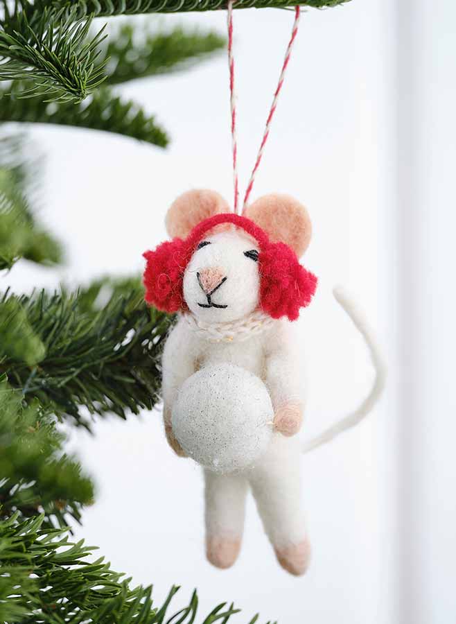 Julgransdekoration mus med snöboll och öronmuffar