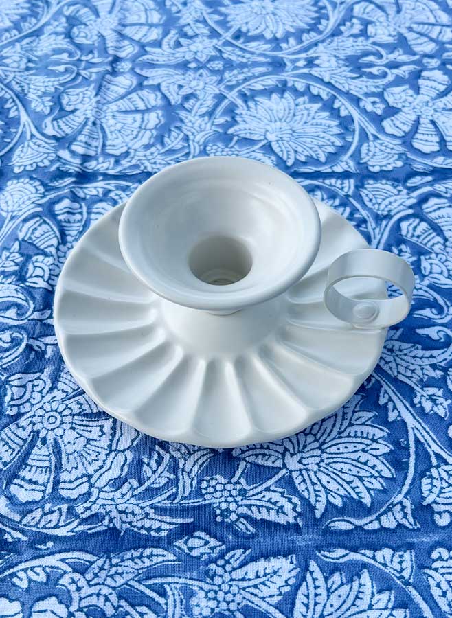 Vit ljusstake med veckad fot och handtag, italiensk vintagemodell från Ottinetti