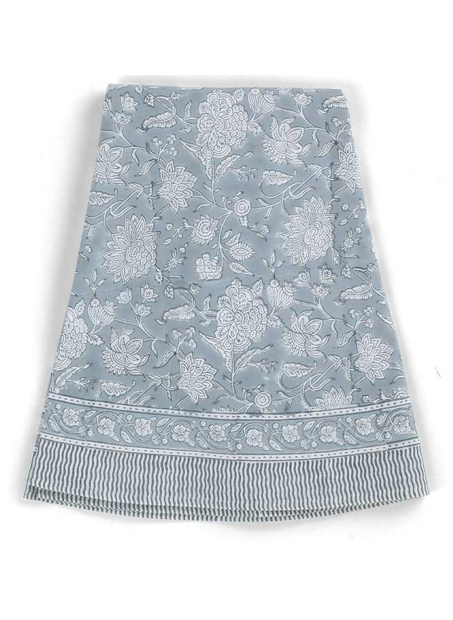 Exklusiv rund bordsduk från Chamois i 100 % bomull med Indian Rose-mönster i Dusty Blue. Diameter Ø220 cm. Perfekt för stora bord och elegant dukning.