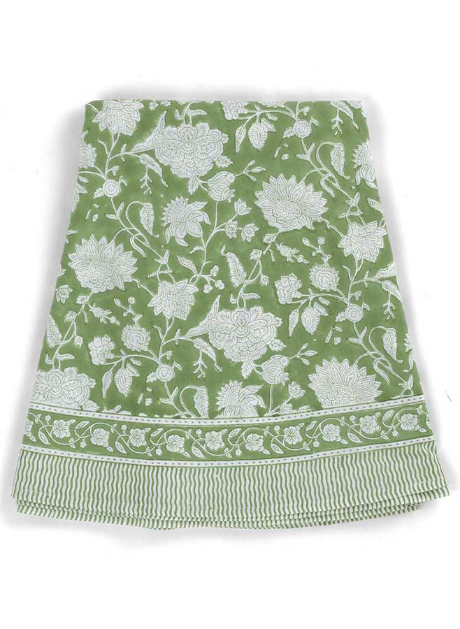 Elegant rund bordsduk från Chamois i 100 % bomull med Indian Rose-mönster i Green Tea. Diameter Ø220 cm. Perfekt för stora runda bord.