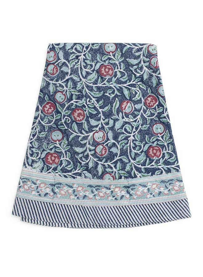 Rund bordsduk från Chamois i 100 % bomull med handtryckt mönster i Apple Blue. Elegant design som passar både vardag och fest. Perfekt för runda bord.
