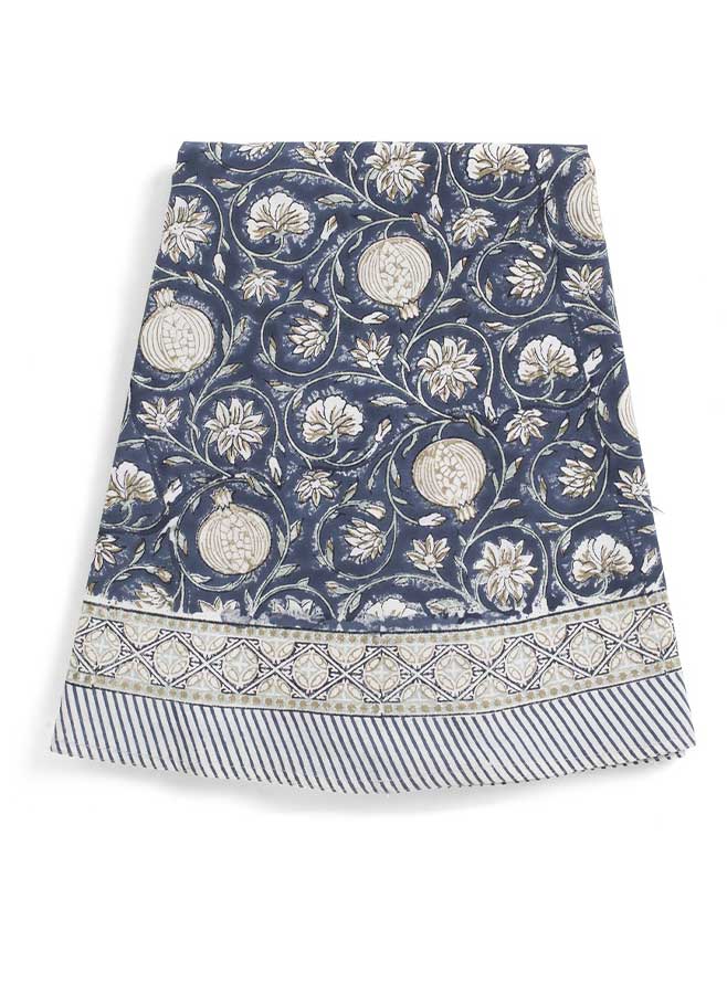 Rund bordsduk från Chamois med vackert granatäpplemönster i blå toner. Tangier Pomegranate Blue Ø160 cm i bomull – för en personlig och elegant dukning.
