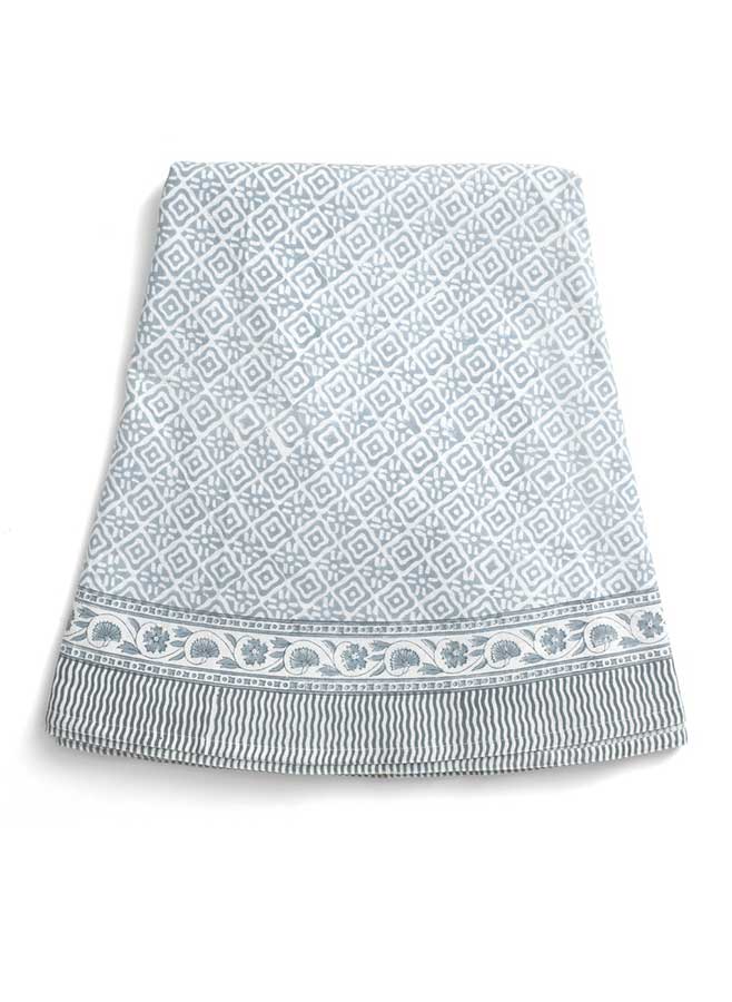 Rund bordsduk Simmi Dusty Blue från Chamois i bomull. Ø160 cm med vackert mönster i dämpade blå toner – perfekt för en elegant och personlig dukning.