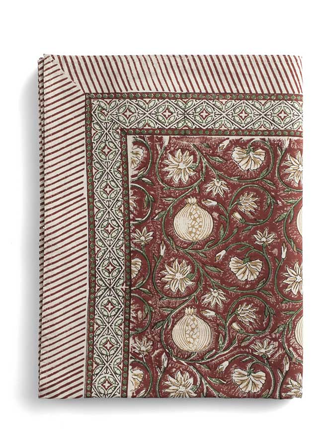 Mönstrad bordsduk från Chamois i rött och grönt med vackra granatäpplen. Tangier Pomegranate 150x230 cm i bomull för färgstarka dukningar.