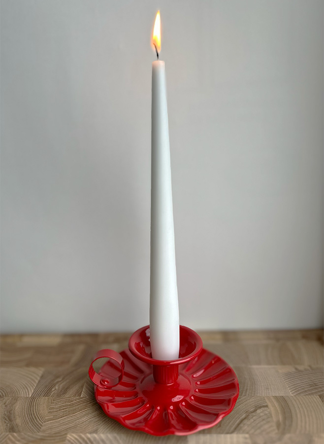 Röd ljusstake med handtag och tänt vitt ljus, italiensk vintagemodell från Ottinetti
